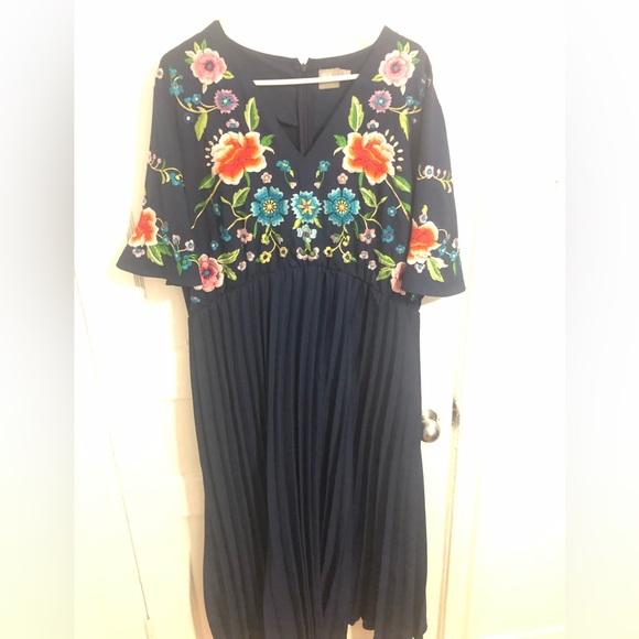 Asos navy maternity dress perfect for your event! - Picture 3 of 3